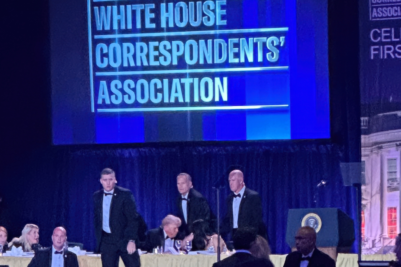 Säkerhetspersonal omringade Trump innan han togs av scenen i samband med händelsen. Foto: Alex Brandon/AP/TT