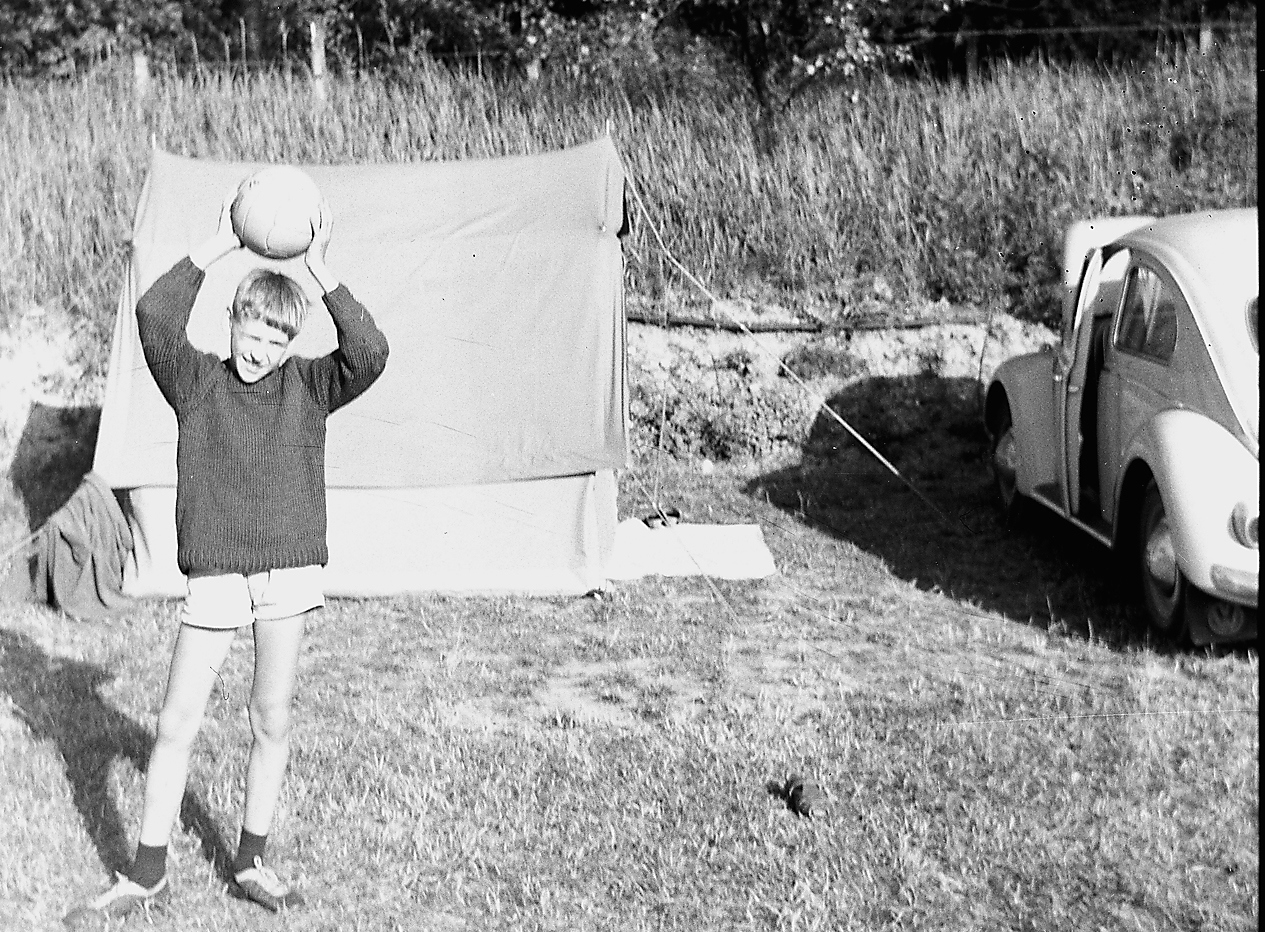 På tältsemester med mamma och pappa 1965. Bollen hade jag förstås packat med mig. foto: John Nilsson