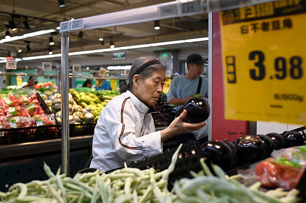 Matbutik i Peking. Pensionärer i städer har det generellt bättre ekonomiskt än de på landsbygden i Kina. Foto: Wang Zhao / AFP via Getty Images
