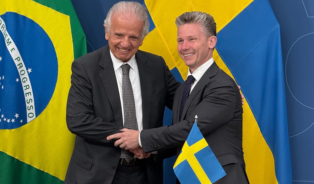 Pål Jonson itillsammans med Brasiliens försvarsminister José Múcio Monteiro. Foto: Staffan Erfors