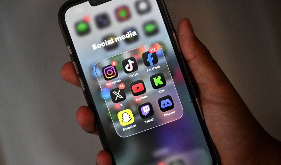 Vilken typ av innehåll unga exponeras för har större betydelse för hälsan än tiden som tillbringas i sociala medier, menar en expert bakom en ny studie. Foto: Saeed Khan/AFP via Getty Images