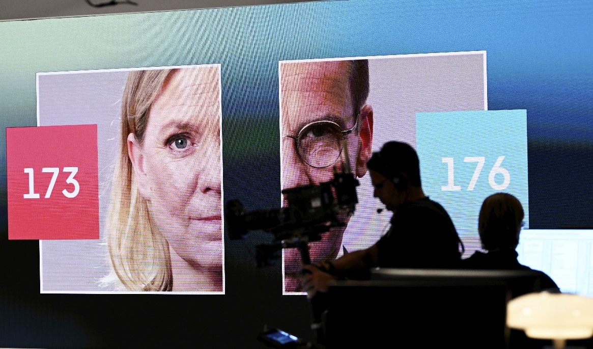 Från SVT:s valvaka 2022. I år tar kanalen hjälp av en ny algoritm för att undvika att tidiga siffror ger en felaktig bild av valresultatet. Foto: Anders Wiklund/TT.
