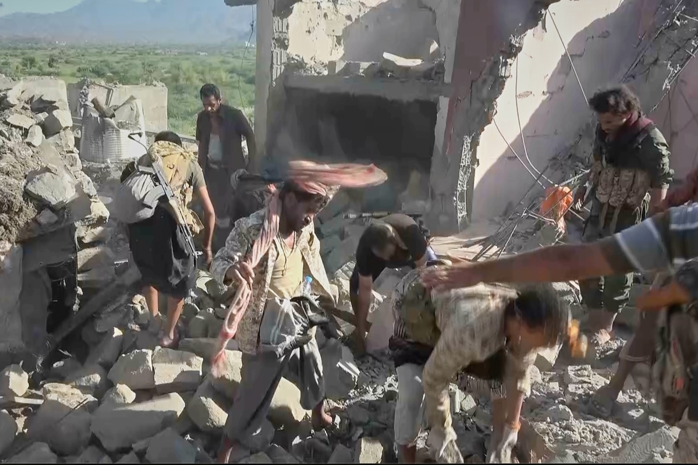 Personer som tillhör Huthirörelsen vid ett attackerat hus i staden Taiz i slutet av september. Stillbild från en videoupptagning, publicerad av ett mediebolag som står huthierna nära. Foto: AP/TT