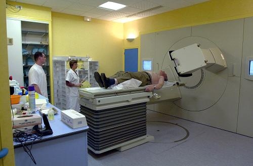 Strålbehandling är en metod som är vanlig vid prostatacancer. För patienter med låg risk för spridning, kan det vara bättre med en avvaktande och övervakande behandling än att behandla aktivt, visar en svensk studie. (Foto: Mychele Daniau/AFP)