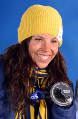 En lycklig Charlotte Kalla visar upp sin silvermedalj i Sotji den 8 februari. (Foto:Andrej Isakovic/AFP)