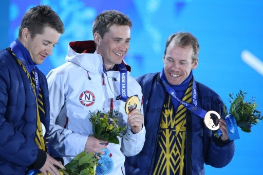 Sveriges silvermedaljör Teodor Peterson, Norges guldmedaljör Ola Vigen Hattestad och Sveriges bronsmedaljör Emil Jönsson i herrarnas längdskidåkning, sprint, poserar under medaljceremonin på vinter-OS i Sotji den 12 februari 2014. (Foto: Loic Venance/AFP)