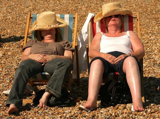Att vistas i solen är inte bara skönt, det är den viktigaste D-vitaminkällan. Allt mer forskning visar att brist på D-vitamin har koppling till en rad sjukdomar. (Foto: AFP PHOTO/CARL DE SOUZA)