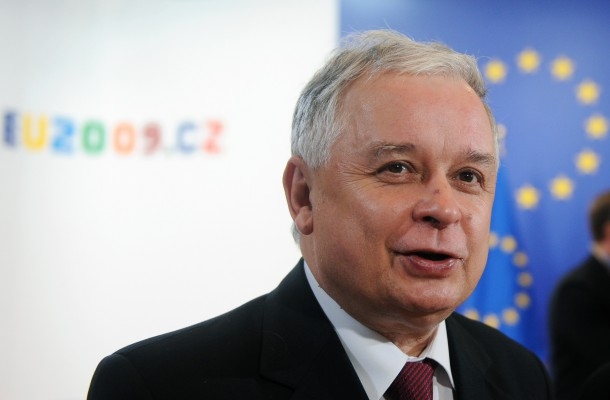 Polens president Lech Kaczynski och flera av landets ledande personers död i lördagens flygolycka i Ryssland har försatt Polens befolkning i chock. (Foto: AFP PHOTO/ Dominique Faget)