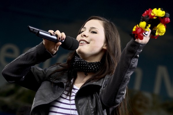 Lena Meyer-Landrut (19), som just tagit sin slutexamen, röstades fram till vinnare bland 24 andra länder under finalen i Oslo med sin poplåt "Satellite".  (Foto: AFP/ DDP/ Philipp Guelland/ Germany Out)
