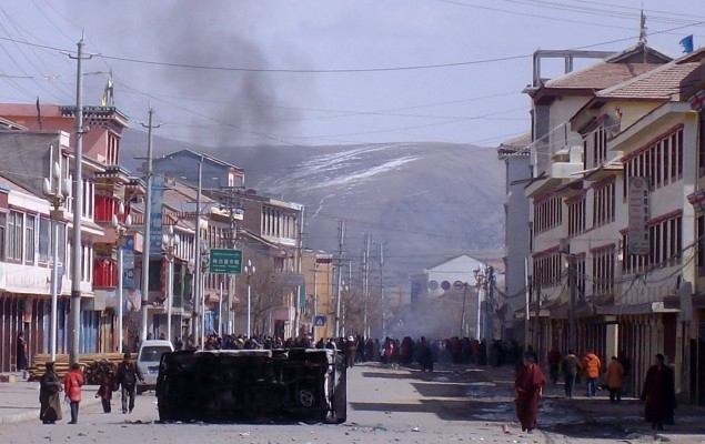 Foton släppta av munkar från Kirti-klostret i Dharamsala den 18 mars. Rök stiger ur en protest i Sichuan Provincen i Kina 16 mars. Tibet stängdes helt av från omvärlden av kinesiska myndigheter, vilka skyllde på att våldsamheterna berodde på att Dalai Lama ämnade underminera Olympiska spelen i Beijing.  (Foton: AFP/Ho/Kirti munkkloster)
