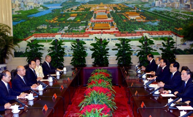 Hu Jintao, Kina (andra från höger) och Taiwans partiordförande för Kuomintang (KMT) Wu Poh-hsiung (andra från vänster) möts i Peking i maj 2008. Taiwan anses mer etiskt och fritt från korruption än KKP eftersom Kuomintang bara är beroende av privata intressen, medan KKP är beroende av skattebetalarnas resurser. (Foto: AFP/Sam Yeh)