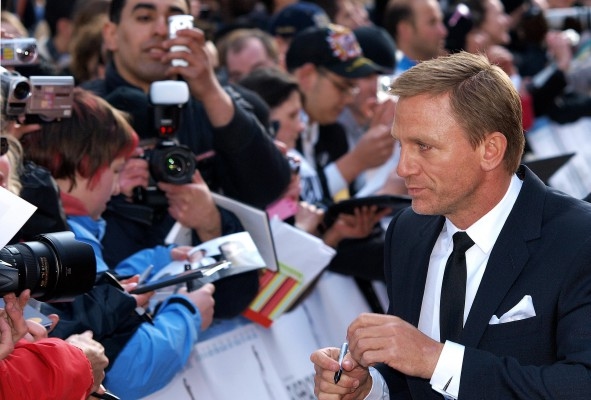 Daniel Craig signerar autografer i London. (Foto: AFP/Max Nash)