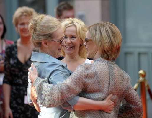 Skådespelerskan Meryl Streep (till vänster) får en kram av Agnetha Fältskog och Annifrid Reuss på filmpremiären av Mamma Mia, den 4 juli i Stockholm. (Foto: AFP/Scanpix Sweden/Leif R Jansson).
