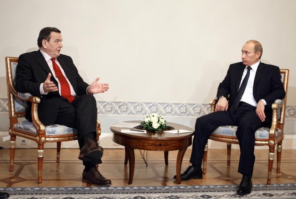 Gerhard Schröder, som numera leder gasledningsprojektet Nord Stream, här tillsammans med Vladimir Putin, Rysslands premiärminister, i januarisamtal. Båda vill ha ledning genom Östersjön för att slippa gasens transit genom Ukraina. (Foto: Alexey Druzhinin / AFP Photo / Ria Novosti / Pool)