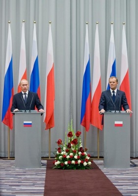 Ryssland premiärminister Vladimir Putin och Polens premiärminister Donald Tusk deltar vid  en presskonferens efter mötet i Gdansk den 1 september på dagen 70 år efter andra världskrigets utbrott.(AFP PHOTO/WOJTEK RADWANSKI)  