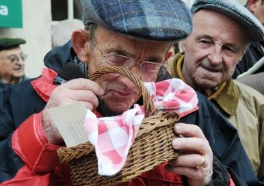 Med kännarmin kollas tryffelskörden i Frankrike vid förra årets tryffelmarknad i Lalbenque. (Foto: Eric Cabanis / AFP)
