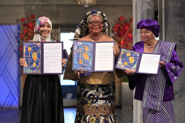 Nobels fredspristagarna, Liberias president Ellen Johnson Sirleaf (höger), fredsaktivisten från Liberia, Leymah Gbowee (mitten) och jemenitiska aktivisten Tawakkol Karman (vänster) poserar den 10 december med medaljer och diplom under utdelningen av Nobels fredspris i Stadshuset i Oslo. (Foto: Cornelius Poppe /AFP/ Scanpix)