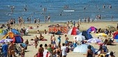 Det är viktigt att vistas i solen för att D-vitamin ska bildas i vår hud. D-vitamin reglerar kalkbalansen i skelett och tänder. Forskning visar att D-vitamin även har betydelse för att minska risken för rad sjukdomar.  (Foto: Robin Utrecht/ ANP/AFP)
