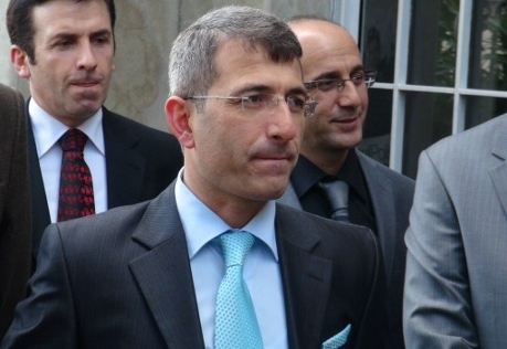 Den turkiske åklagaren Muammar Akkas lämnar domstolsbyggnaden i Istanbul den 26 december. Han sade att han i dag hade blivit hindrad att utvidga korruptionsutredningen som träffat regeringens hjärta. Han hävdade att press hade satts på rättsväsendet. "Alla mina kollegor och allmänheten bör vara medveten om att jag, som allmän åklagare, har hindrats från att starta en utredning," sade Muammar Akkas i ett uttalande. (Foto: Osman Arslan I Cihan news /AFP)
