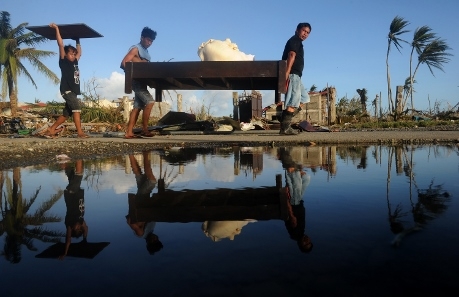 Invånare bär ut möbler som de tagit från ett hotel i Palo på Leyte den 10 november. Laglösheten breder ut sig efter tyfonens härjningar som kan vara landets värsta någonsin.  (Foto:Noel Celis / AFP)
