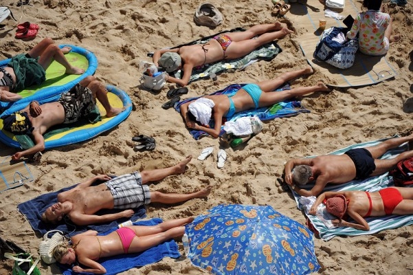 Under sommaren får vi D-vitamin genom solen. Under den mörka årstiden bör vi äta fet fisk och många experter rekommenderar oss att ta extra tillskott av D-vitamin. (Foto: AFP/Jewel Samad)
