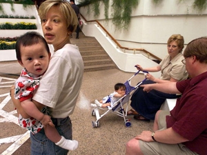 Amerikanska Denise Reed håller sin nyadopterade dotter Zoey i lobbyn på ett hotell i Guangzhou. Tretton par kom tillsammans med Reed till Kina för att adoptera föräldralösa kinesiska barn. (Robyn Beck/AFP/Getty Inages)