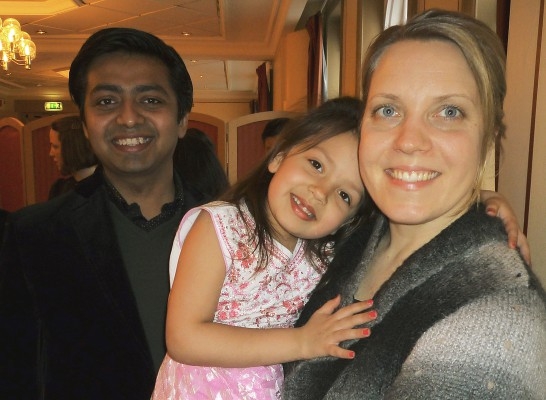 Santanu och Mira Pynes dotter Tara "satt som ett ljus" hela föreställningen igenom. (Foto: Hans Bengtsson/ Epoch Times Sverige)
