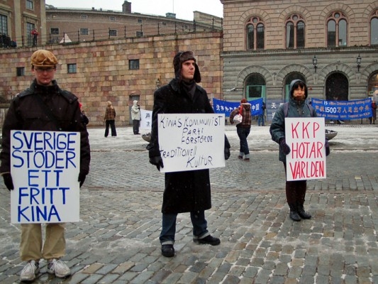 Det finns stöd för kinesers utträde ur Kinas kommunistparti (KKP) även i Sverige. Lördagen den 4 november höll Sverigegrenen av det Globala centret för utträde ur KKP en manifestation på Mynttorget i Stockholm. (Foton: Lilly Wang)
