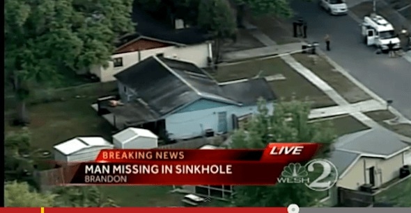 En 36-årig man i Florida försvann under jorden när ett slukhål plötsligt öppnade sig när han låg och sov i sitt sovrum i Hillsborough, Florida. Skärmdump från Wesh 2:s nyhetsrapport.  (Foto: Epoch Times)
