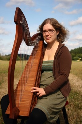 Anna Jarlevang är lärare och har harppedagogexamen från Piteå musikhögskola. Hon bor och är verksam i Tystberga, Järna och ger även lektioner i Nosags butik i Stockholm.
