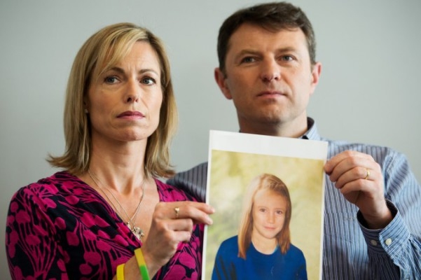 Föräldrarna till det brittiska barnet som försvann i Portugal 2007, Kate (vänster) och Gerry McCann (höger) poserar med en bild av hur deras dotter kan se ut vid nio års ålder inför en presskonferens i centrala London den 2 maj 2012, fem år efter Madeleine McCanns försvinnande på en familjesemester i Portugal. Hon vara tre år vid den tiden, och konstnären skildrar hur Madeleine kan se ut, baserat på familjens bilder av henne, tillsammans med barndomsbilder av hennes föräldrar. (Foto: AFP/Getty Images)