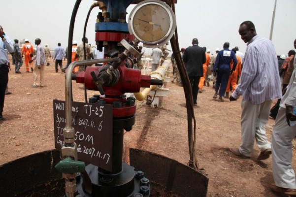 Produktionen redo att återupptas på Thar Jaths oljefält i övre Nilen i södra Sudan den 6 april 2013. Det senaste återupptagandet av oljeproduktionen strandsattes av en ny omgång anklagelser mellan Sudan och Sydsudan över rebellernas stöd och mordet på en stamhövding förra veckan. (Foto: Hannah McNeish/AFP/Getty Image)