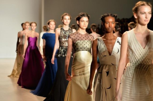 Mercedes-Benz Fashion Weeks Fall visar 2014-års höstkollektion på Lincoln Center den 9 februari 2014 i New York. Under processen för tillverkning av kläder tillsätts kemikalier, som hamnar hos både oss som bär kläderna och i miljön. (Andrew H. Walker / Getty Images för Mercedes-Benz Fashion Week)