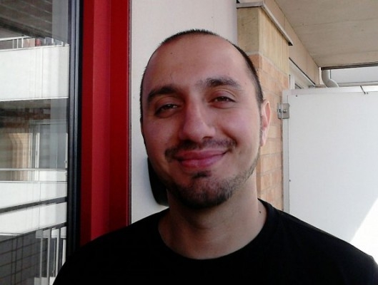 Lund, Sweden: Nashat Ferhan, 37, bussmekaniker <p> Mobiltelefonen är framtiden. Jag tror att den kommer att vara mer avancerad och användbar inom många områden. Man märker att nästan varje månad kommer ny teknik och allting går fortare och den går mer att använda som en minidator. Jag tycker att detta är till stor hjälp för mig som individ.
