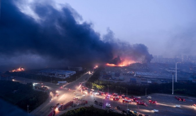 Flammor stiger mot himlen efter explosionerna i Tianjin på natten till den 13 augusti. Enligt Bob Richards, en amerikansk säkerhetsexpert bidrog Kinas dåliga säkerhetsrutiner troligen till olyckan. Foto: STR/AFP/Getty Images