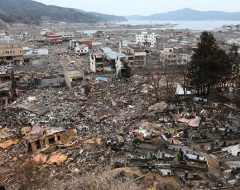 Otsuchi i länet Iwate, en stad med 17 000 invånare, drabbades den 22 mars av flera katastrofer, först av en jordbävning sedan en tsunami och efter det sattes staden i lågor efter att en fiskebåt spillt olja. (Foto: JIJI Press/AFP/Getty Images)