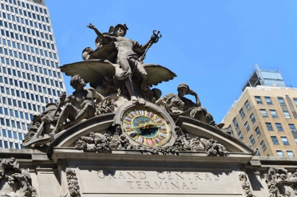 Statyer av Herkules, Minerva och Merkurius på toppen av fasaden till Grand Central Terminal i New York, den 15 maj, 2015. (Foto: Bill Cox / Epoch Times)
