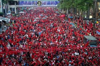 Tusentals regeringsfientliga så kallade rödskjortor protesterar vid vägkorsningen Ratchaprasong i Bangkok den 9 januari. (Foto: Nicolas Asfouri/Getty Images)
