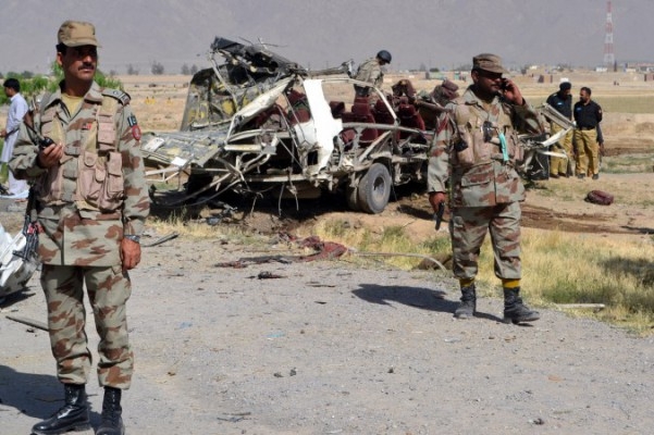 Pakistanska säkerhetsstyrkor bevakar ett av sina förstörda fordon efter en bombattack utanför Quetta, huvudstaden i den oroliga provinsen Baluchistan, 23 maj 2013. Den kinesiska regimen håller på att bygga upp ett handelsnätverk i Baluchistan.(Banaras Khan/AFP/Getty Images)