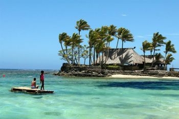 Korallkusten, Fiji; melanesiska barn på en bambuflotte vid ön Wicked Walu Island. (Foto:Torsten Blackwood/AFP/Getty Images)
