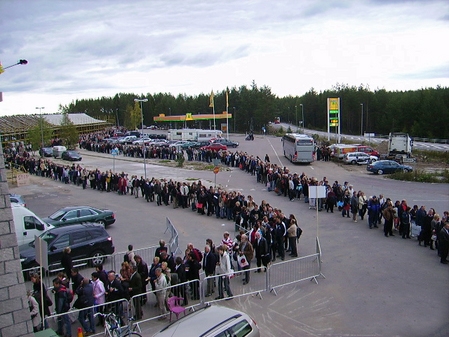 Kön ringlade fram till Dragon gates entré. (Foton: Birgitta Karlsson, Epoch Times)
