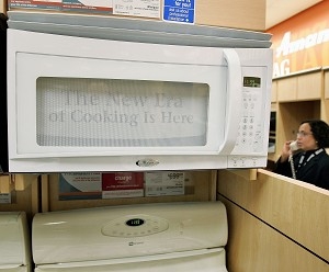 Forskare vid University of Florida har upptäckt att man genom att sätta in köksvampar och disktrasor i mikrovågsugnen under två minuter dödar 99 procent av de allvarliga matbakterier som orsakar sjukdomar. (Foto: Tim Boyle/Getty Images)