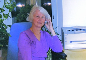 Representanten för arrangören CIPFG i Finland (Coalition to investigate the persecution of Falun Gong) Sinikka Suontakanen har själv fått många störande samtal, som ofta spårats till Kina. (Foto: Epoch Times)