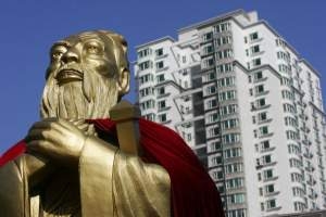 En staty av Konfucius i Changchun, Jilinprovinsen i Kina. Med en historia på runt 2 500 år är Konfucius släktträd det längsta i världen (Foto: China Photos/Getty Images/AFP)