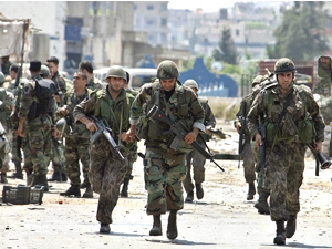 Libanesiska soldater patrullerar utanför det palestinska flyktinglägret Nahr al-Bared i norra Libanon den 22 maj 2007. (Foto: Ramzi Haidar/AFP/Getty Images)
