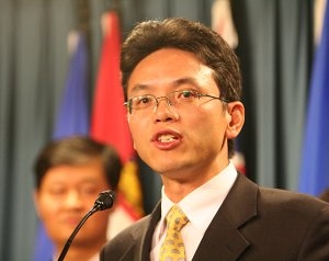 Chen Yonglin pratar på en presskonferens på Parliament Hill i Ottawa. (Foto: Matthew Hildebrand/The Epoch Times)
