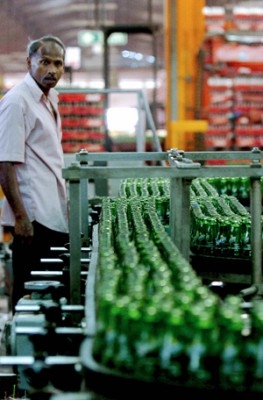 Innan man dricker läsk kan det vara bra att se om den innehåller några artificiella ingredienser som orsakar hyperaktivitet. (Foto: Larkuwan WannIarachchi/AFP/Getty Images)