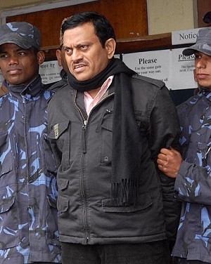 Den indiske läkaren Amit Kumar som tros ha varit hjärnan bakom en illegal njurtransplantationshantering i multimiljondollarklassen i Indien eskorteras av polis i Katmandu den 8 februari 2008. Marknaden för illegalt åtkomna och sålda organ expanderar vilket oroar legitima transplantationskirurger. (Foto: Prakash Mathema/AFP/Getty Images)
