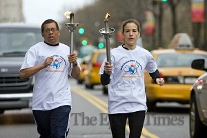 Representanter för förföljda kristna i Kina och människor som drabbats av folkmordet i Darfur sprang med facklan för mänskliga rättigheter genom New York tidigare i april. (Foto: Dayin Chen/The Epoch Times)