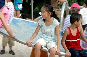 Glad flicka (Mingguo/Epoch Times)